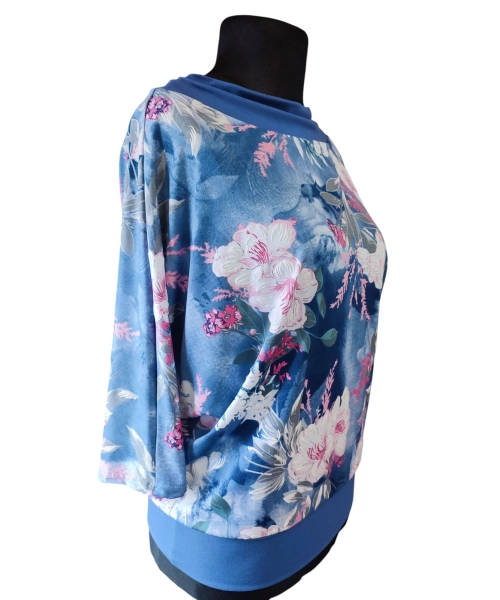 Niebieska bluzka kimono z marszczonym dekoltem - wzór w kwiaty